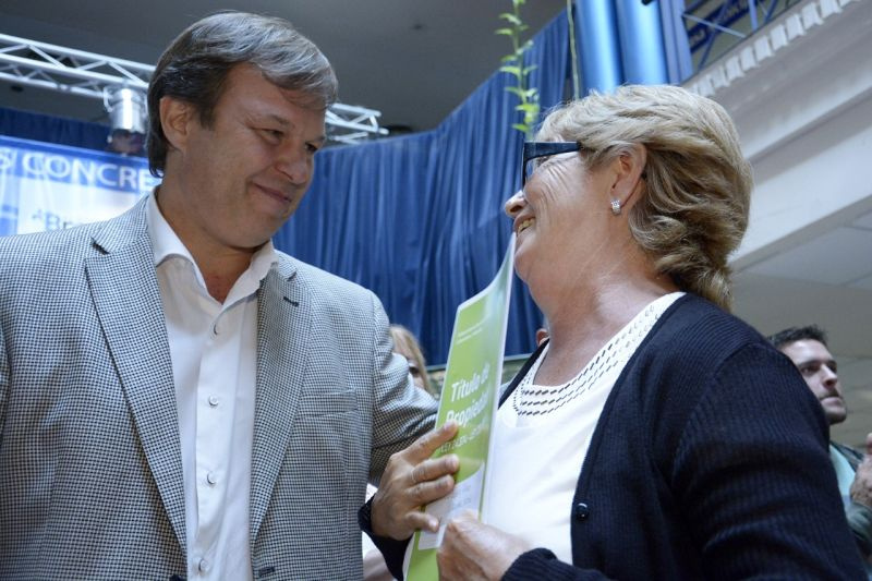 Cascallares encabezó una nueva entrega de escrituras a vecinos de Brown